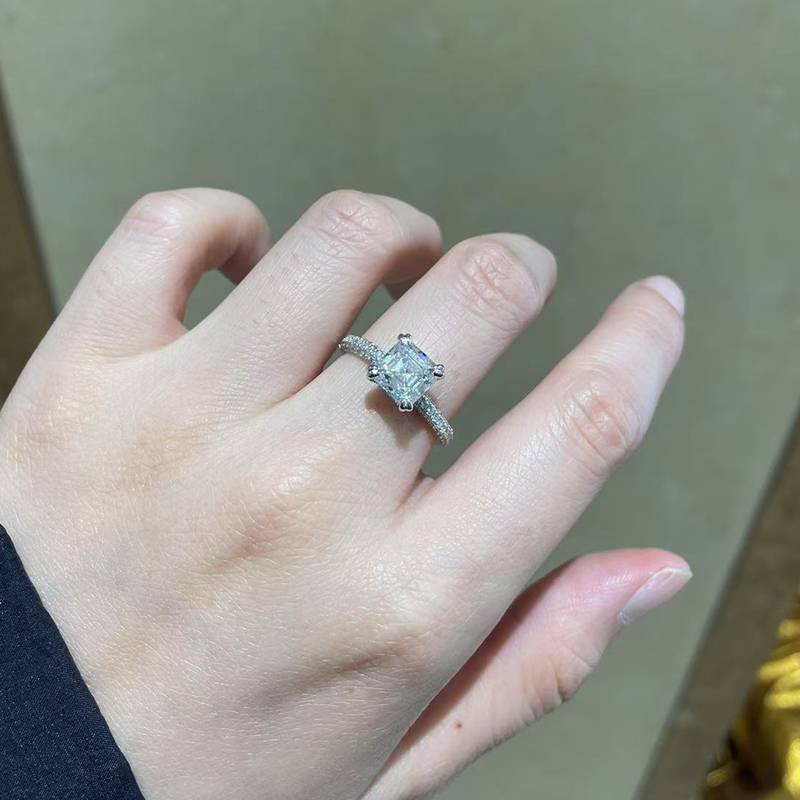 方钻豪华款女戒S925银镀白金定制选款主石莫桑钻2.0ct/副石高碳钻